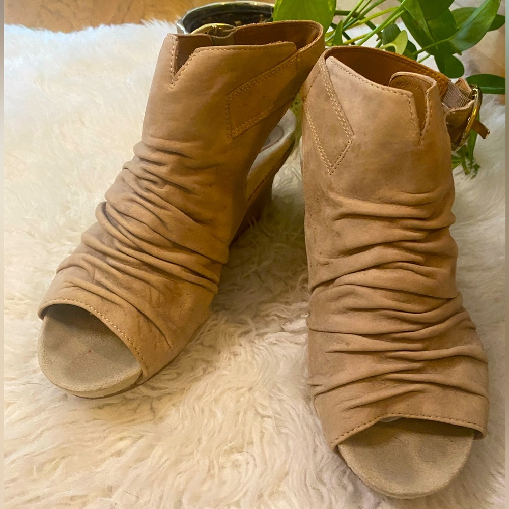 Earthier, leather upper very comfortable wedge heal, open toe shoe.